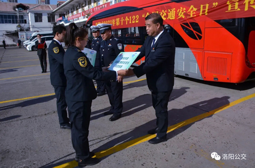 公交、交警戮力同心保安全