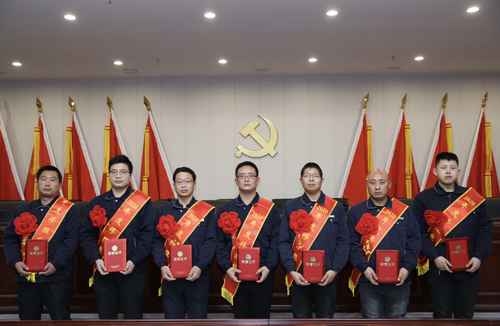 0206 修理能手從左至右依次為 邵冠峰、王寶玉、潘春樂、李龍、許特斯、韓利杰、寇增亮.jpg