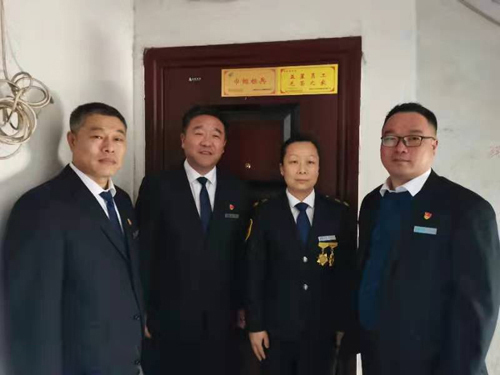 “一人得獎(jiǎng)，全家光榮” 送“牌”上門(mén)，集團(tuán)為標(biāo)兵先進(jìn)送去榮譽(yù)喜報(bào)牌匾