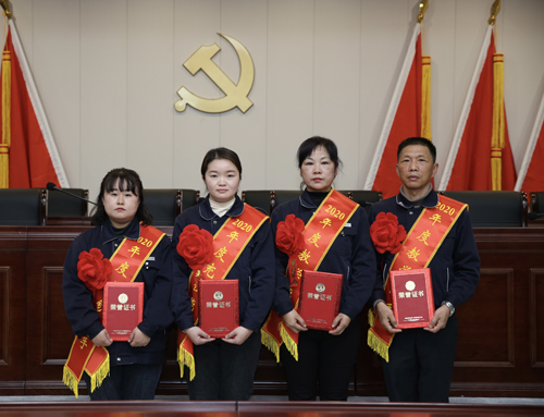0207 從左至右依次為 點(diǎn)鈔能手王璐、充值能手孫昭娣、教學(xué)能手王慧娟、孫衛(wèi)東.jpg