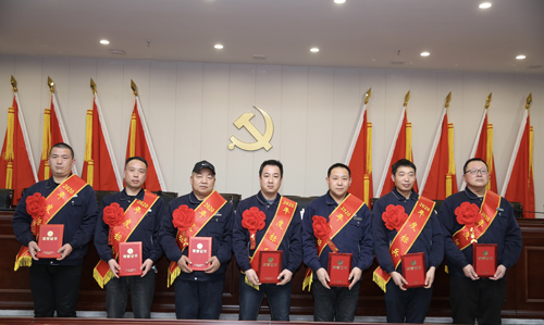 0202  標(biāo)兵從左至右依次為 苗田、尤建鵬、劉德斌、褚聰偉、王占峰、解偉強(qiáng)、馬群藝.jpg
