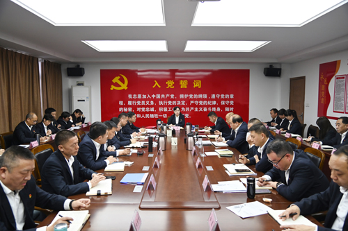 打好“收官戰(zhàn)” 謀好“開局篇”！洛陽(yáng)公交集團(tuán)召開11月董事長(zhǎng)月調(diào)度會(huì)02.JPG